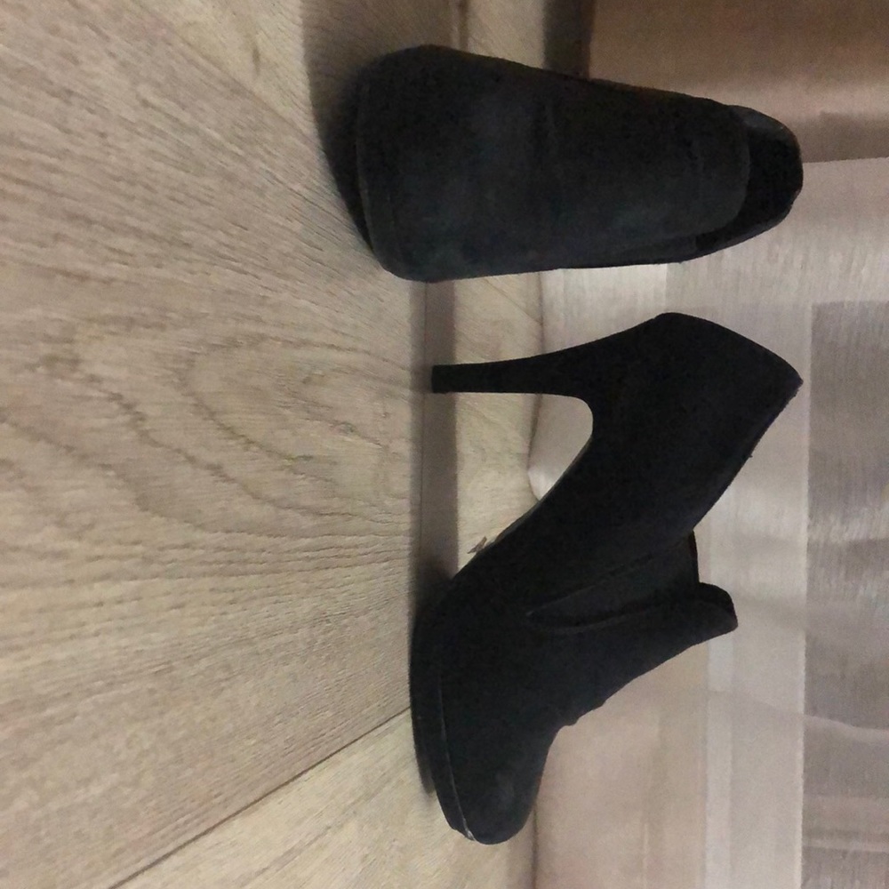 High heel closed foot shoe